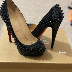 Spiked black pumps
